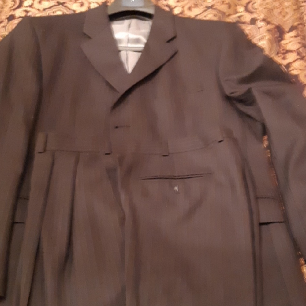 Suits - Picture 3 of 8